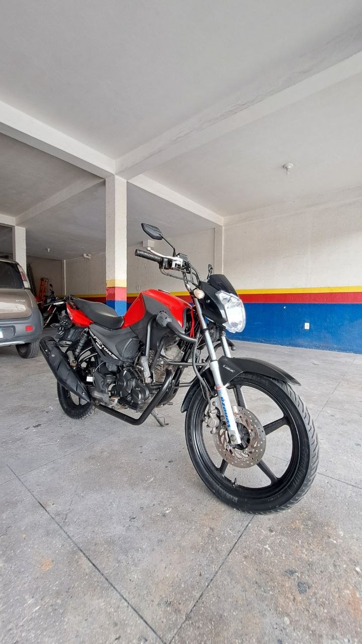 YAMAHA YBR 150 FACTOR ED FRENTE DIREITA